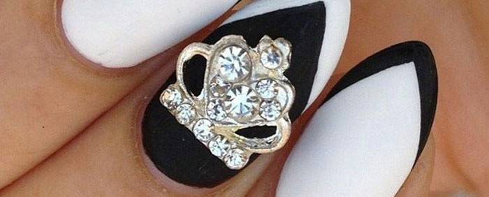 Corona en manicura forrada con pedrería