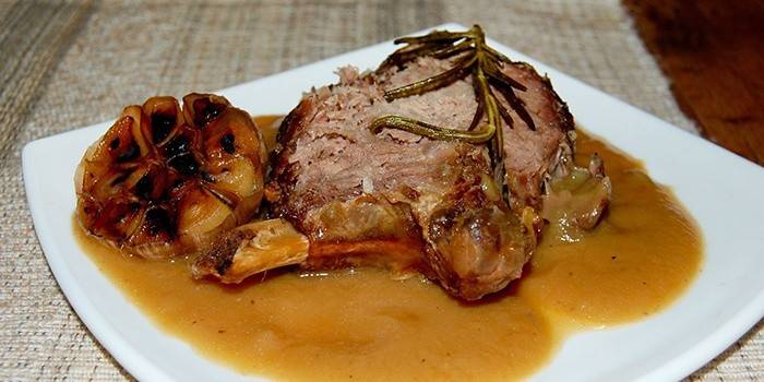 Ternera con salsa para la cena familiar.