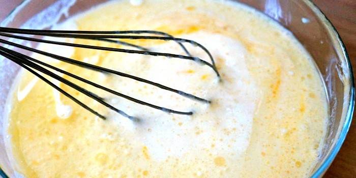 O processo de bater os ingredientes com um batedor