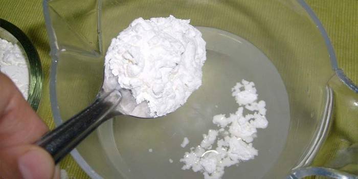 El proceso de preparación de material para manualidades.
