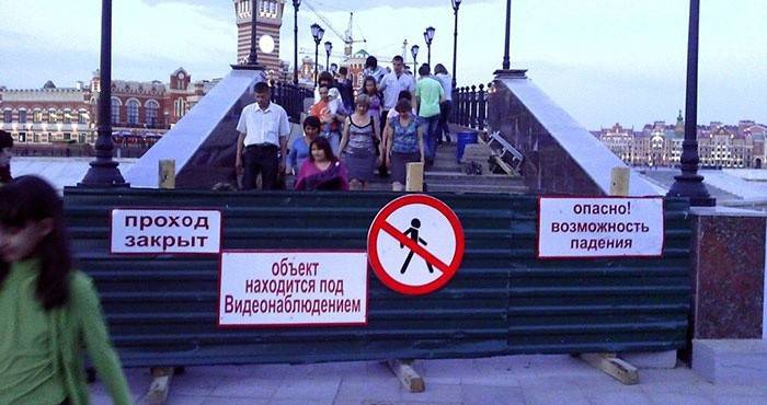 Pessoas na ponte