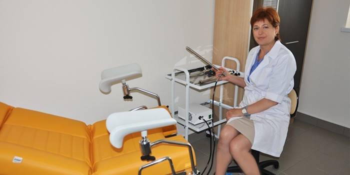 Un médico se está preparando para una sigmoidoscopia.