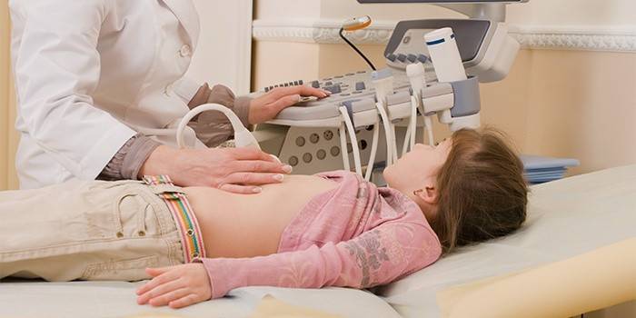 Se realiza una ecografía del abdomen y los riñones al niño.