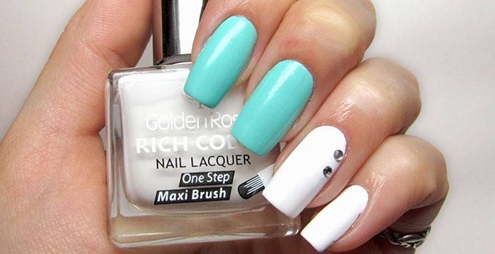  Biały i lazurowy manicure