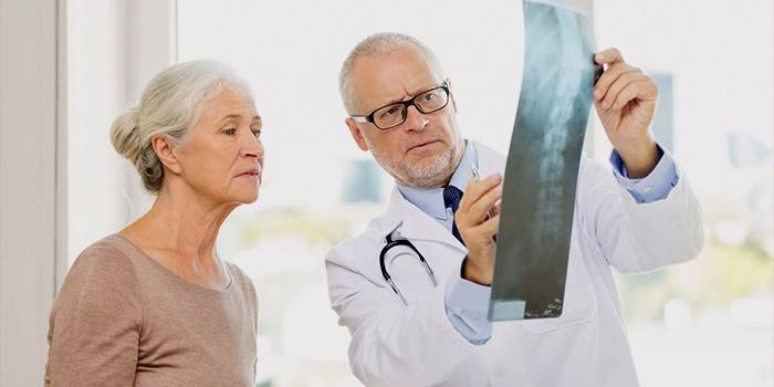 Médico y paciente estudian rayos x