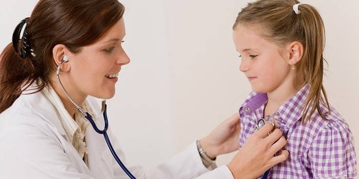 Médico ouve um batimento cardíaco do bebê