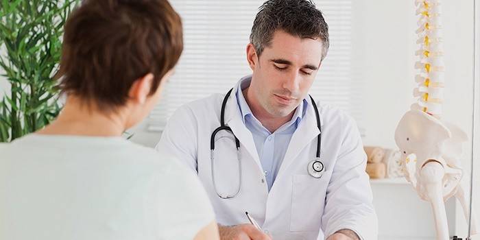 Mulher na consulta com um neurologista