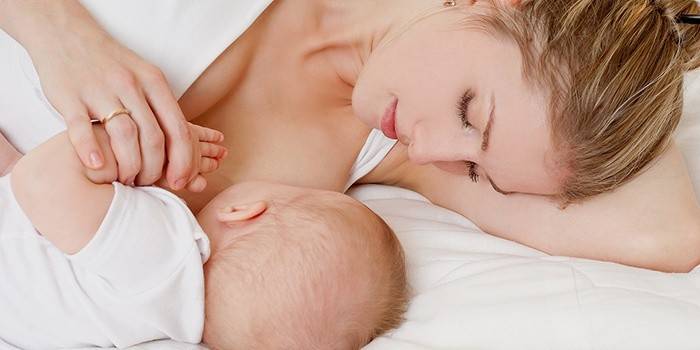 Mama karmi piersią swoje dziecko