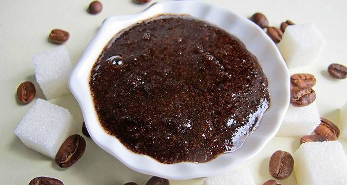 Grãos de café para tingir o cabelo escuro