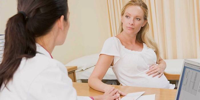 Tehotné dievča na recepcii gynekológa