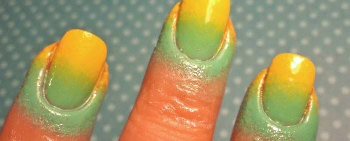 Proteger la piel alrededor de la uña con manicura gradiente