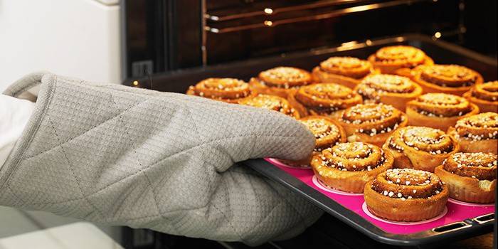 Ama saca los pastelitos del horno