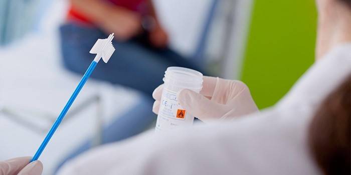 Laboratórny technik skúma HPV test