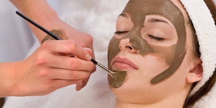 Máscara facial com argila e óleo