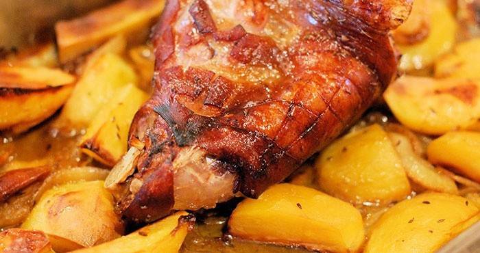 Pieczona w kości wieprzowina
