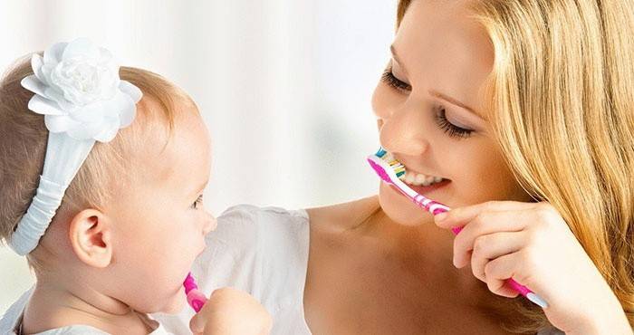 Mama a dieťa si čistia zuby, aby sa vyhli bolestivým perám