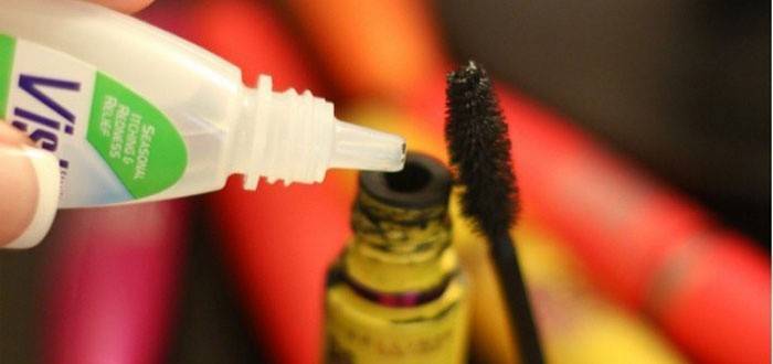 Cómo disolver el rimel con lente líquida