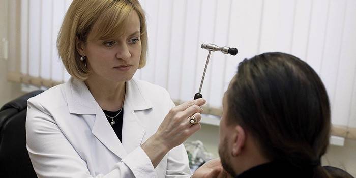 Lekarz sprawdza nieprawidłowości neurologiczne