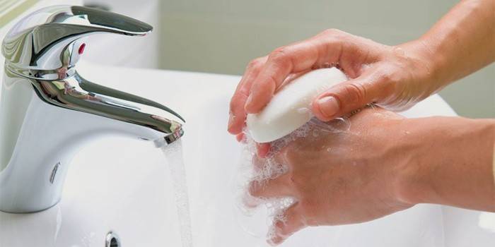Prevencia Helicobacter pylori - umývanie rúk pred jedlom