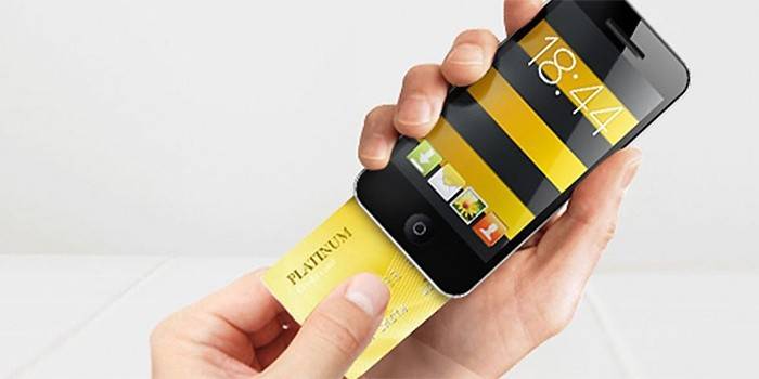 Platinová karta a smartphone