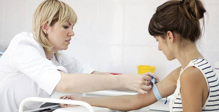 Pobieranie krwi żylnej do analizy hormonu antymolowego