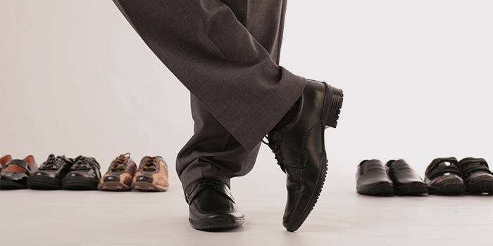 Hombre en zapatos