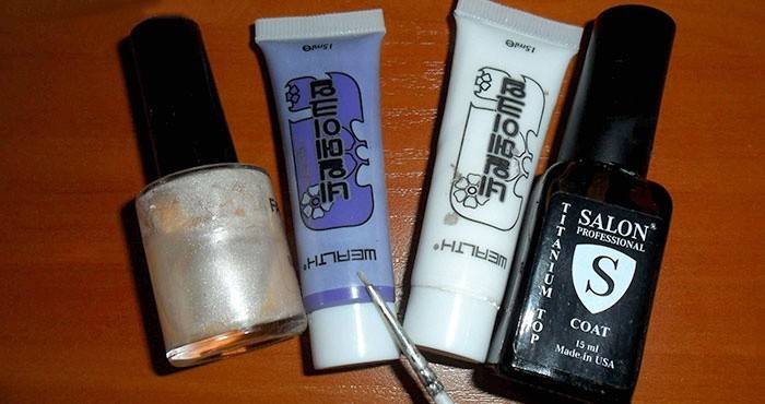 Materiais para criar um design de unhas elegante