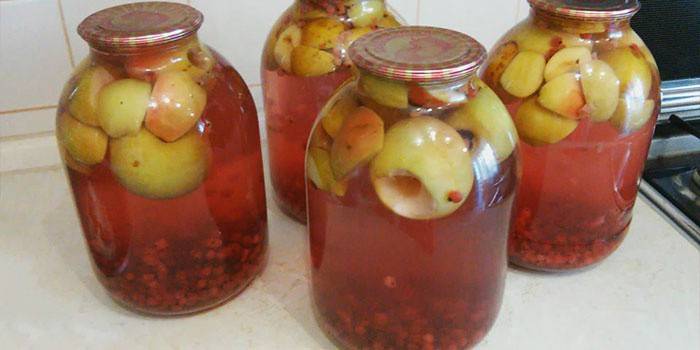 Compota con manzanas para el invierno