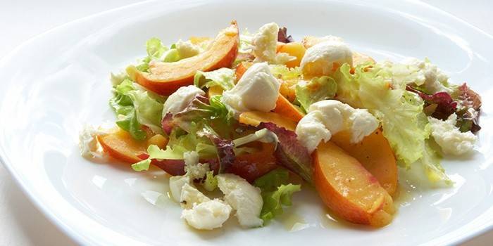 Ensalada simple original con queso y durazno
