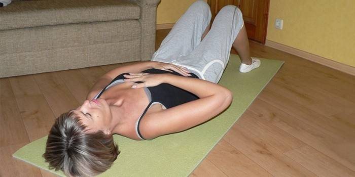 Dziewczyna wykonuje ćwiczenia oddechowe w celu utraty wagi brzucha Qigong