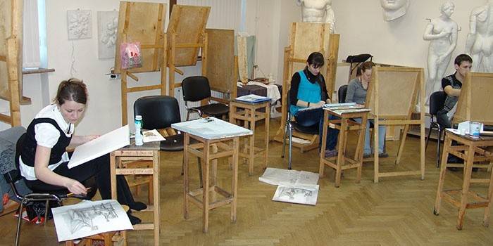As pessoas aprendem a desenhar com lápis nos cursos.