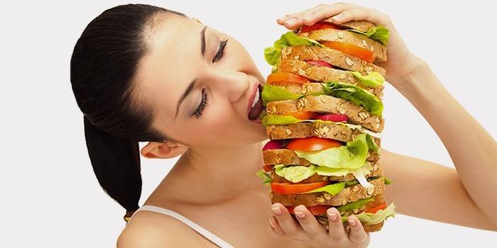 Dziewczyna je hamburger