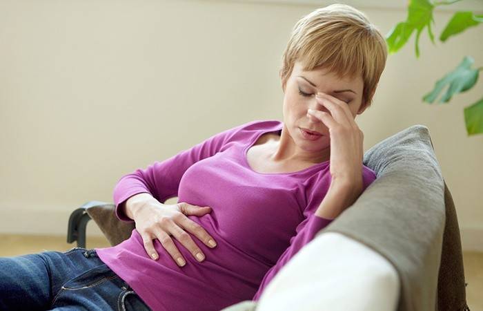 Uma mulher recebe omeprazol para dor no estômago.