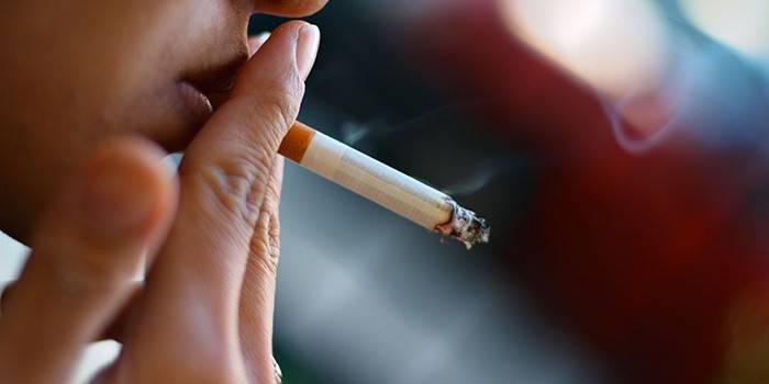Una de las causas del cáncer de laringe es fumar.