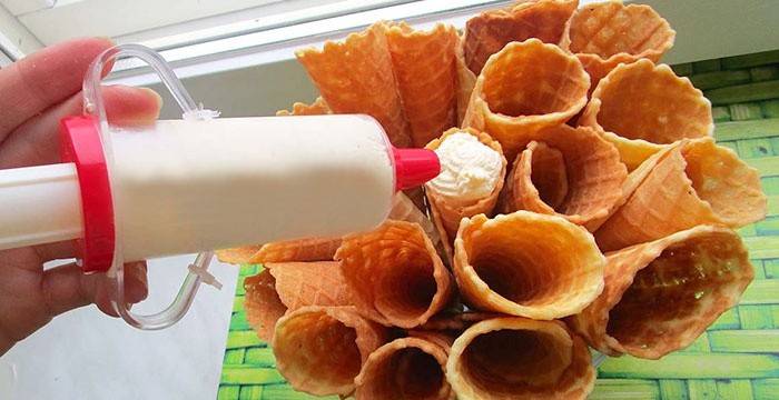 Wypełnianie rolek waflowych z nadzieniem