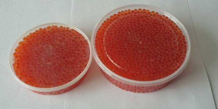 Przechowywanie czerwonego kawioru w plastikowym słoju