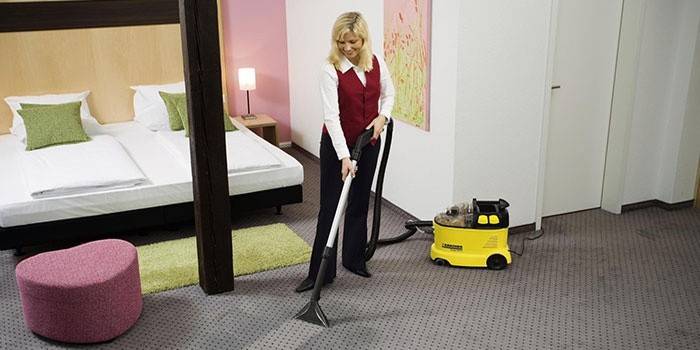Garota está limpando o tapete
