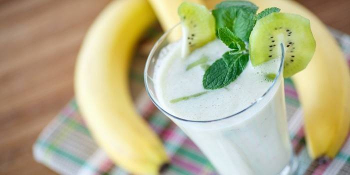 Cóctel de frutas tropicales