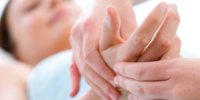 Massageie as mãos com dormência