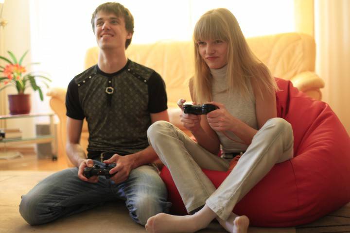 Mąż i żona grają na konsoli Xbox 360
