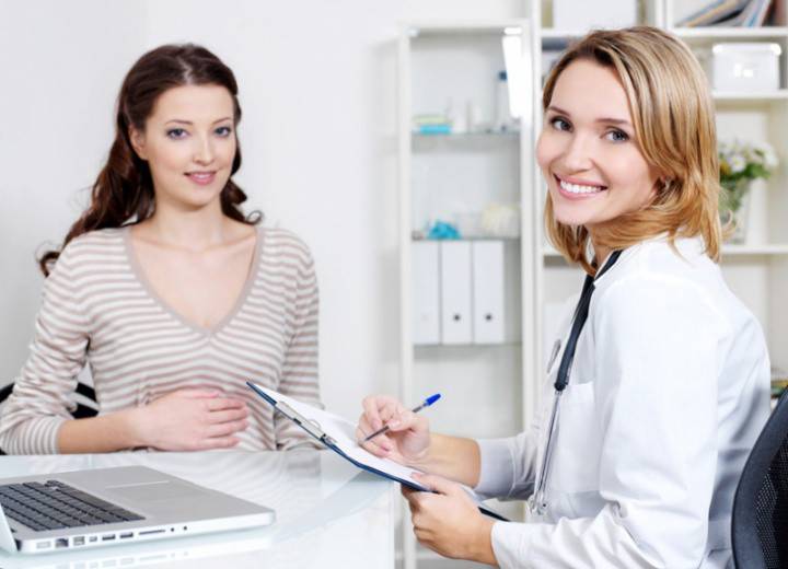 Garota na consulta do médico