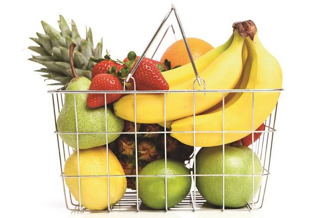 Banany, truskawki, ananas w koszu