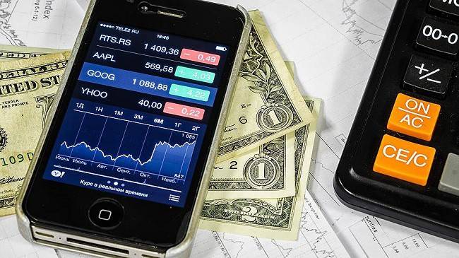 Teléfono con precio de acciones, dinero