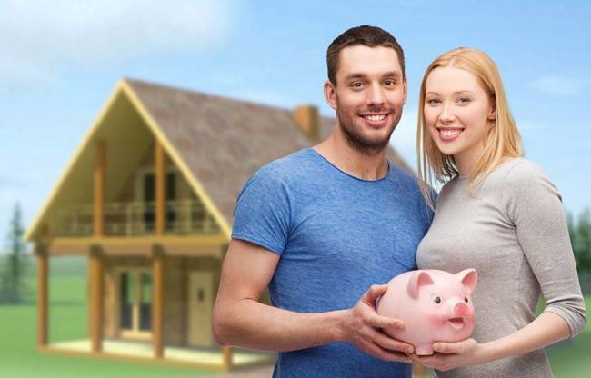 Chica y chico con una alcancía sobre un fondo de la casa