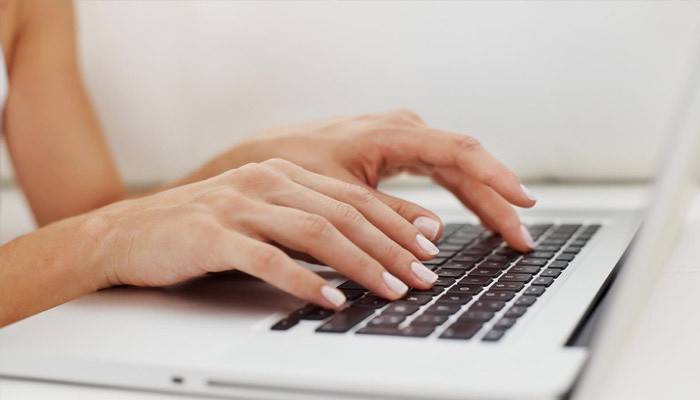 Dziewczyna w MacBooku