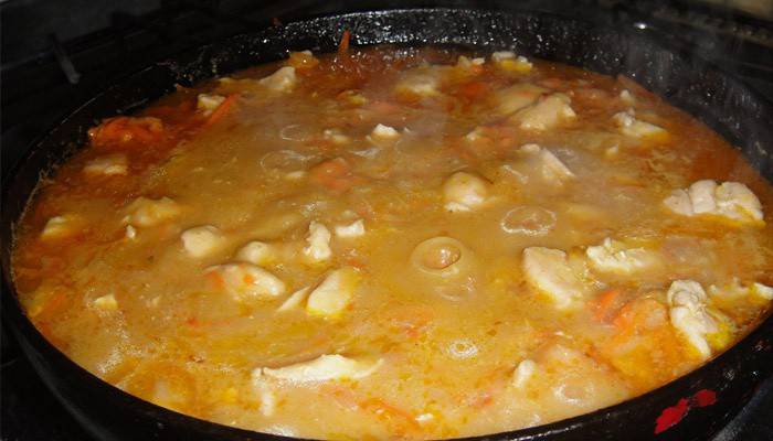 El proceso de preparación de filete en salsa