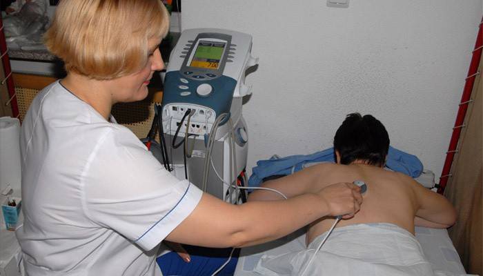 Hombre sometido a fisioterapia