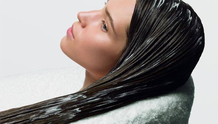 A garota aplicou um bálsamo no cabelo dela