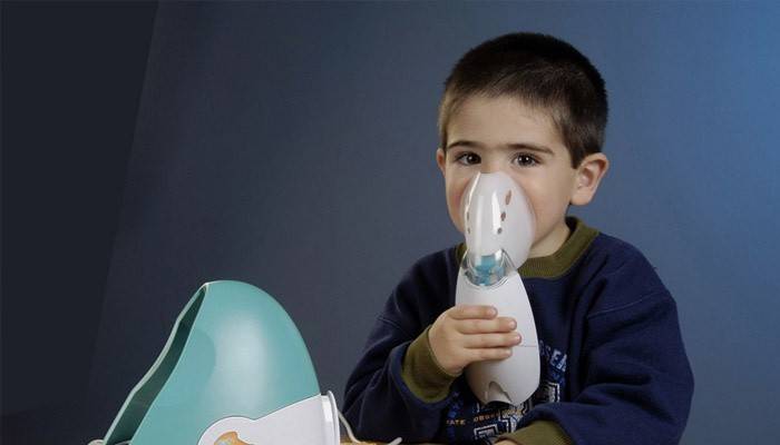 A criança é tratada com um nebulizador