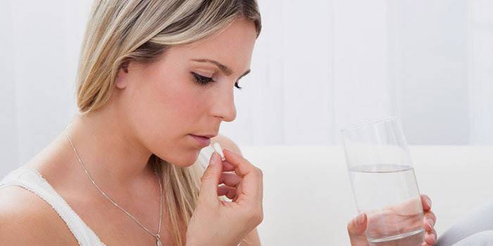 Mulher bebe uma droga para remover toxinas